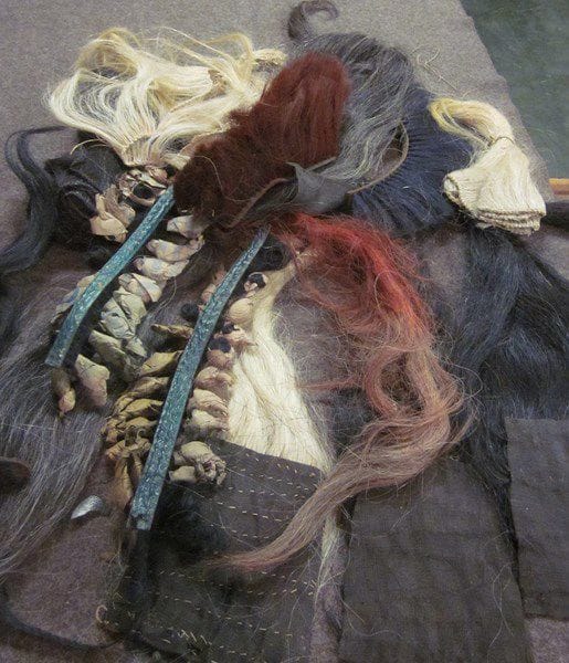 Lot de 4 crinières, 2 brosses en crin rouge et crin noir, une brosse en crin rouge