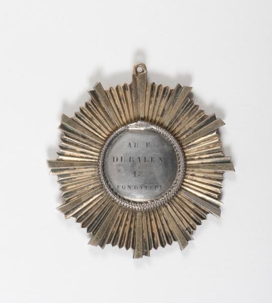 Bijou de Fondateur de la loge «Bonaparte» décerné au Frère Du Balen 18. Ouroboros rayonnant contenant à l'avers une pastille gravée et au revers la médaille de la loge avec sa date de création: 28 Octobre 1852.
Argent et vermeil 60,7 g
H.: 6,3 cm