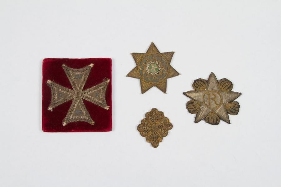 Lot de quatre motifs en canetilles et fils dorés: étoile flamboyante. Croix de malte avec les lettres «DW», «E», «NZ», «O». Plaque d'Hérédom de Kilwining