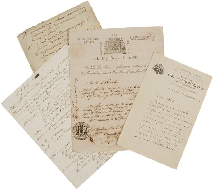 Lot: Lettre manuscrite d'Albert Lantoine à en-tête de la loge «le Portique» (1911). Lettre de congé manuscrite décernée par la loge «les Art Réunis» à Montauban, 1829. Feuillet manuscrit de rituel. Trois feuillets manuscrits reprenant les signes, attouchements, batterie, marche et mots des 1er, 2e, 3e et 4e Ordre du rite français. XIXe siècle. (4)