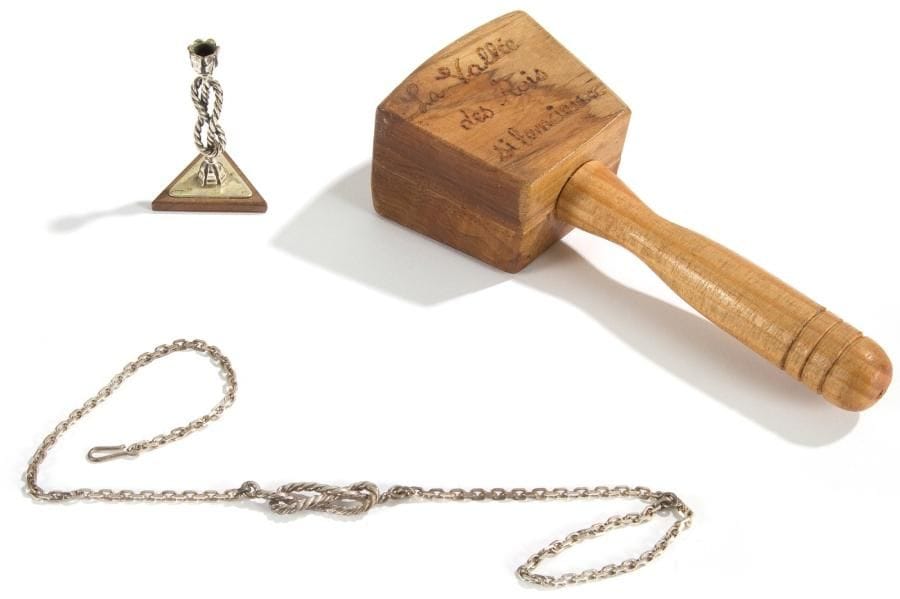Lot: Bougeoir miniature et collier en argent. Maillet en bois. (3)