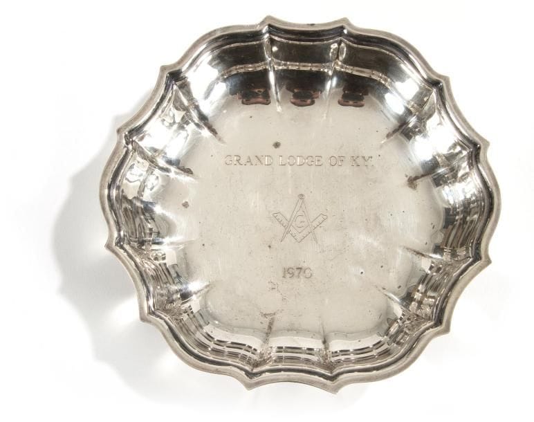 Coupelle à bord chantourné gravée «Grand Lodge of KY 1970». 14 x 3 cm