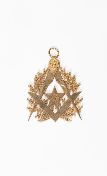 Bijou de Maître, compas-équerre contenant l'étoile flamboyante et sur les côtés de grands rameaux d'acacia.
XIXe siècle
H.: 6,5 cm