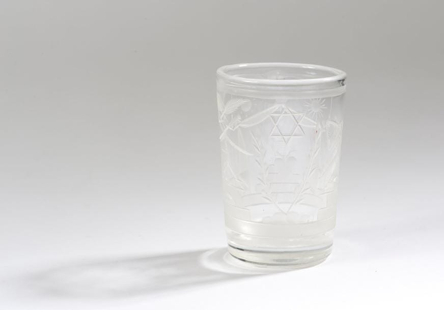 Verre à whisky en cristal gravé des symboles de la Franc-maçonnerie: delta, clefs, étoile, chandeliers niveau, etc?Ouroboros en ceinture.
Début XXe siècle.
H.: 9 cm