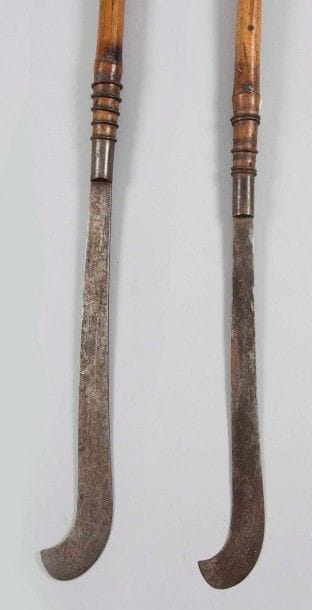 Deux armes d'hast chinoises. 
Longs fers en fer forgé recourbés à la pointe sur douilles rondes. Hampes en bambou à cinq anneaux de maintien.
B.E. XIXe siècle
