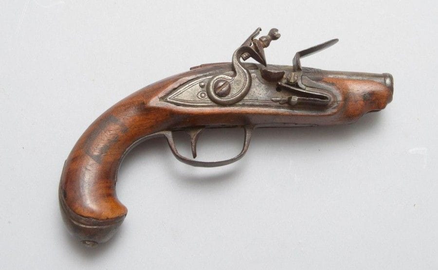 Pistolet à silex de voyage.
Canon rond à bourrelet à la bouche et à pans, gravé au tonnerre. Platine et chien col de cygne à corps plats. Garnitures en fer découpé. Crosse en noyer.
A.B.E. (Manque la baguette et une vis de queue de platine). Vers 1760 / 1780