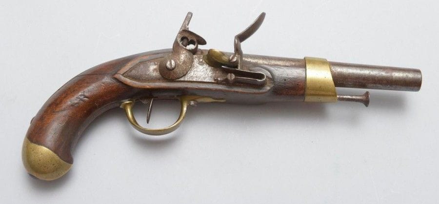 Pistolet d'arçon modèle An XIII.
Canon rond à méplats au tonnerre. Platine gravée «Maubeuge Manufre Imple». Garnitures en laiton poinçonné. Crosse en noyer. Baguette en fer.
E.M. Époque Ier Empire. (Manque vis et mâchoire supérieure du chien, cassure à la crosse)