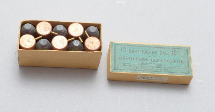 Boîte de dix cartouches pour revolver Lefaucheux, calibre 15 mm à broche.
Dans sa boîte d'origine en carton de la Société Française des Munitions.
B.E