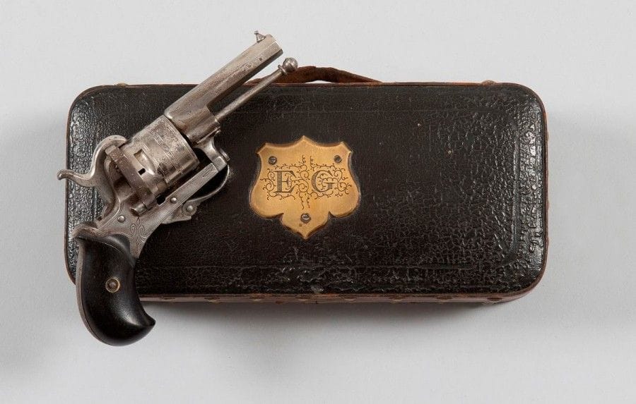 Revolver à broche, The Vigilant, cinq coups, calibre 
7 mm 
Canon à pans, barillet et carcasse gravée. Plaquettes de crosse en ébène. 
Dans un coffret recouvert de papier façon cuir, clouté, avec cartouche sur le couvercle en laiton découpé et gravé «EG» et gainé à l'intérieur de velours rouge. 
A.B.E. (Petites piqûres)