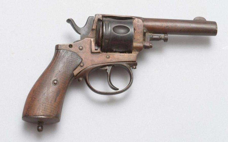 Revolver type Bull-Dog, six coups, calibre 380. 
Plaquettes de crosse en noyer quadrillé.
E.M. Vers 1880
