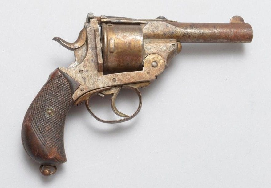 Revolver Bull Dog, cinq coups, calibre 450. 
Canon rond. Plaquettes de crosse en bois noirci quadrillé.
Dans l'état