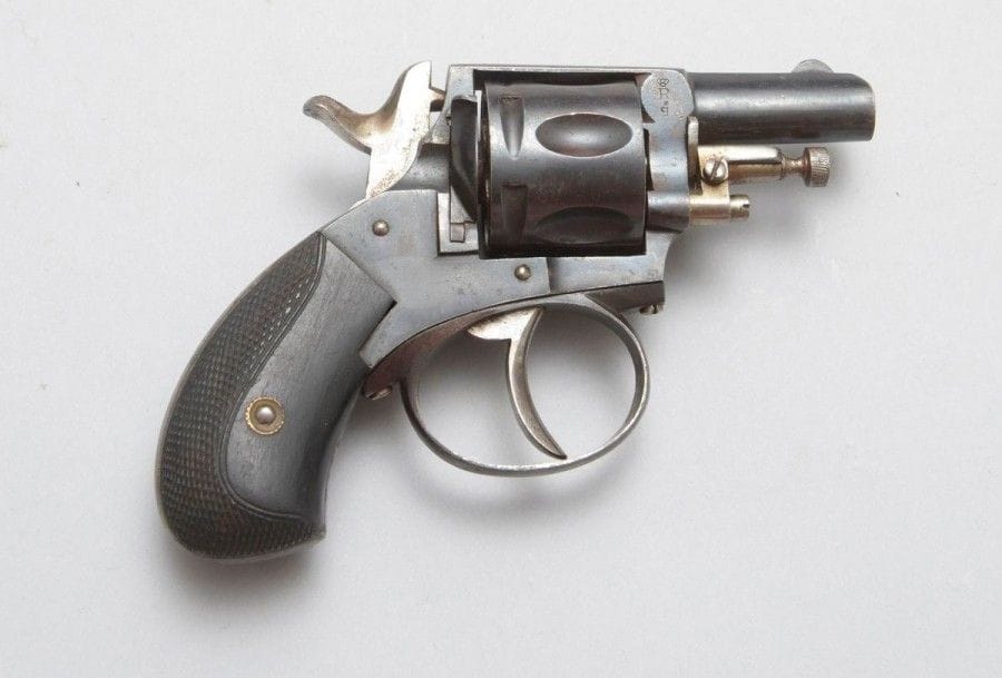 Revolver Bull Dog, six coups, calibre 320. 
Canon rond. Barillet évidé. Plaquettes de crosse en noyer noirci quadrillé.
T.B.E. Vers 1780 / 1900