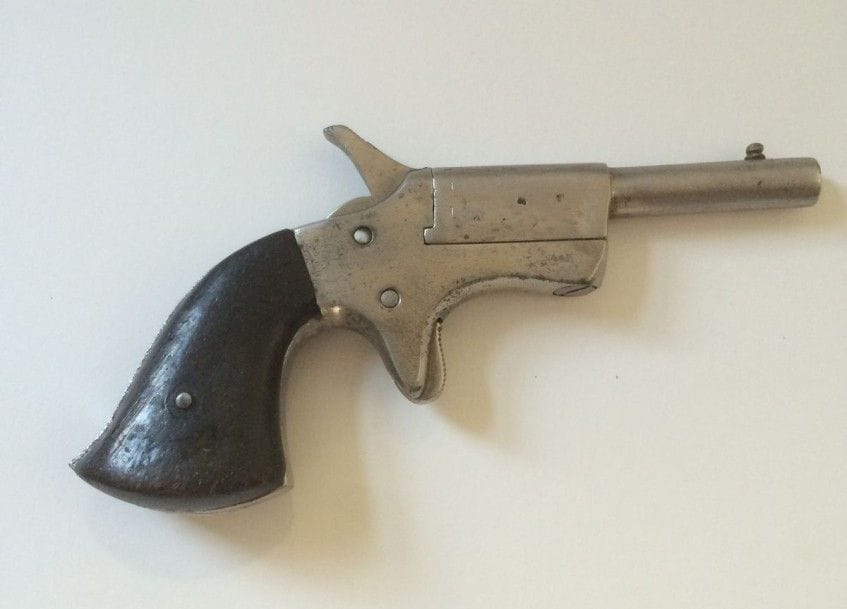 Petit pistolet dit de cycliste, un coup, calibre 6 mm 
Canon rond. Détente éperon. Plaquettes de crosse en noyer.
A.B.E. Vers 1880 / 1900