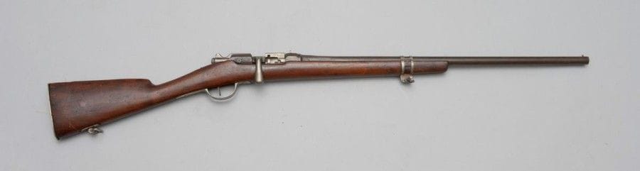 Fusil Gras à verrou, calibre 16. 
Canon rond à pans au tonnerre. Garnitures en fer. Crosse en noyer. N°67142