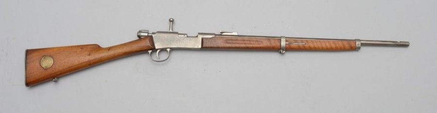 Carabine à verrou «La Scolaire», calibre 6 mm 
Canon rond avec hausse à 200 m, à percussion annulaire. Crosse en noyer avec pastille de laiton «La Scolaire préférée» (piqûres). N°34523