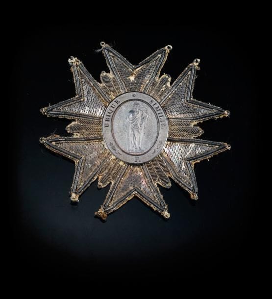 WURZBURG (Grand-Duché)
ORDRE DE SAINT-JOSEPH, institué en 1807.
Plaque de Grand-Croix du Maréchal BERTHIER.
Étoile à six branches intercalées de courts rayons, brodée en fils, canetille et paillettes d'argent. Centre ovale en argent à l'image de «Saint Joseph en pied», sur fond amati, bordé de la légende «UBIQUE * SIMILIS. F» 
Reste de doublure d'origine en papier. 
Diamètre: 9,8 cm
T.B. A été portée. Époque Premier Empire. (Léger manque sur une branche, très légers accidents) 
Le Maréchal L.A. Berthier fut fait Grand-Croix de l'Ordre en 1807. 

Provenance: Collections du Maréchal Berthier, Prince de Wagram. 

Historique: 
Ordre institué en 1807 par le grand-duc Ferdinand III. Il deviendra par la suite un Ordre toscan. L'Ordre était divisé en trois grades dont le plus haut, celui de chevalier Grand-Croix, comportait 30 membres. 
Le Grand-duc Ferdinand se rendit en visite officielle à Fontainebleau où il fut reçu avec sa cour par l'Empereur Napoléon, du 21 septembre au 16 novembre 1807. Durant son séjour, il décerna le Grand-Croix de Saint-Joseph de l'Ordre à deux princes: Talleyrand et Berthier