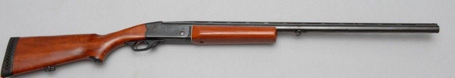 Fusil de chasse, un coup, calibre 12-70, extracteur. 
Canon rond de 67 cm, bande ventilée. Bascule gravée. Ouverture du canon à l'avant du pontet, sécurité. Crosse demi-pistolet avec sabot en caoutchouc de 36 cm 
Catégorie D-1