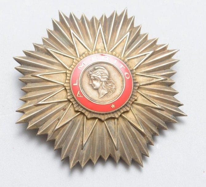 ARGENTINE
ORDRE DU MÉRITE, fondé en 1946. 
Plaque de Grand-Croix. 
En vermeil et émail. 
Diamètre: 8 cm
SUP