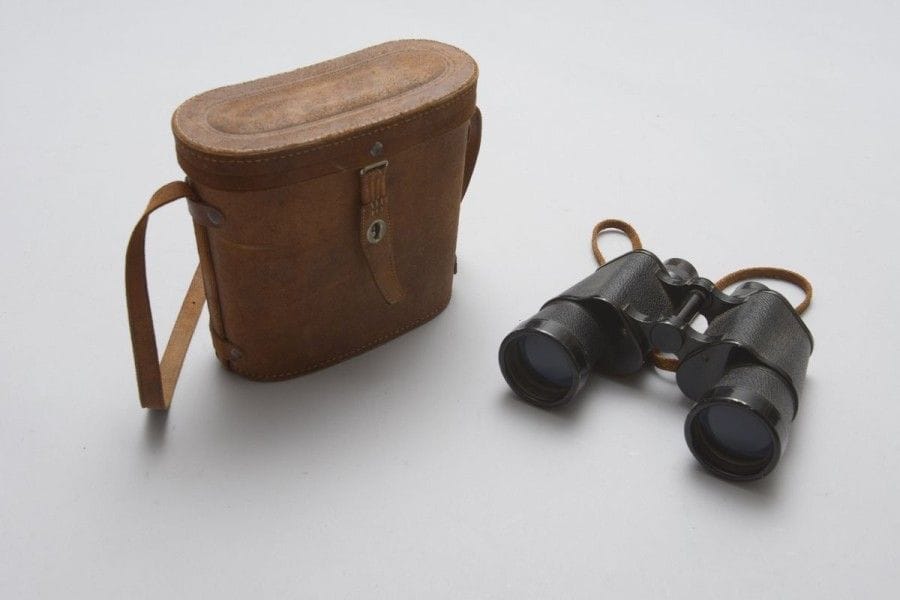 Paire de jumelles Mercury 7 x 50 mm, avec courroie et étui en cuir.
B.E