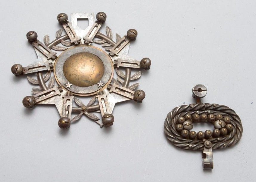 BRÉSIL 
ORDRE DU MÉRITE NAVAL. 
Plaque de Grand-Croix. 
En métal argenté et doré, émail. 
Diamètre: 7,7 cm
On y joint une médaille de récompense d'escrime marquée «AO MERITO ESCRIMA CARIOCA».
T.T.B