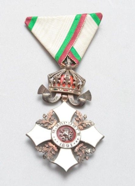 BULGARIE 
ORDRE DU MÉRITE CIVIL, institué en 1891. 
Croix de 5e classe (chevalier). 
Argent et émail. Ruban triangulaire. 
Hauteur: 7,3 cm
Dans son écrin orné de la Couronne royale et inscriptions en bulgare. 
SUP