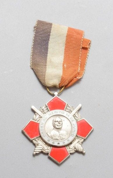 RÉPUBLIQUE DOMINICAINE 
ORDRE DU MÉRITE DU 14 JUIN. 
Insigne en métal argenté et émail. 
T.T.B