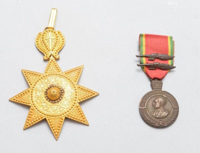 ÉTHIOPIE 
ORDRE DE L'ÉTOILE D'ÉTHIOPIE, fondé en 1874. 
Grande étoile de commandeur. 
En bronze doré. 
Hauteur: 11 cm 
On y joint une médaille commémorative des combats contre les Italiens en bronze patiné, ruban à deux palmes. Dans son écrin de la Maison MAPPIN & WEBB».
SUP