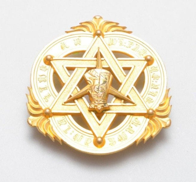 ÉTHIOPIE 
ORDRE DE LA REINE DE SABA, fondé en 1922. 
Plaque de Grand-Croix. 
En bronze doré. Attache frappée «MADE IN ETHIOPIA B.A. SEVADJIAN». 
Diamètre: 7,5 cm 
SUP