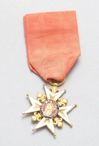 FRANCE 
ORDRE MILITAIRE ET ROYAL DE SAINT-LOUIS, 
créé en 1693. 
Étoile de chevalier d'époque Restauration. 
Or et émail (éclats). Ruban ancien. Poinçon tête de coq. 
Poids brut: 12 g 
Hauteur: 4 cm
B