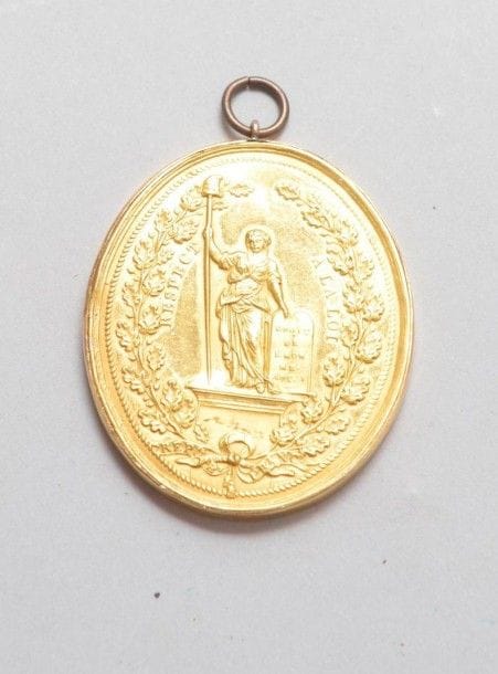 FRANCE
Médaillon ovale de commissaire de police ou de juge. 
En laiton doré. Avec anneau de bélière. 
5,2 x 4,2 cm
Avers à la République tenant les droits de l'Homme, revers marqué «Respect à la loi»
B.E. Époque révolutionnaire.
Provenance:
- Collection Bernard Franck. 
- Collection Glain