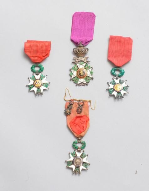 FRANCE
ORDRE DE LA LÉGION D'HONNEUR, institué en 1802. 
Trois étoiles de chevalier d'époque IIIe République. 
Argent et émail (éclats). Rubans. Deux dans leurs écrins. 
On y joint une brochette de gala en or (poinçon tête d'aigle), à Légion d'honneur et Palmes académiques ornées de brillants ainsi qu'une Croix de chevalier de l'Ordre de Léopold (Belgique) à titre militaire, dans son écrin. (Manque le revers du centre)