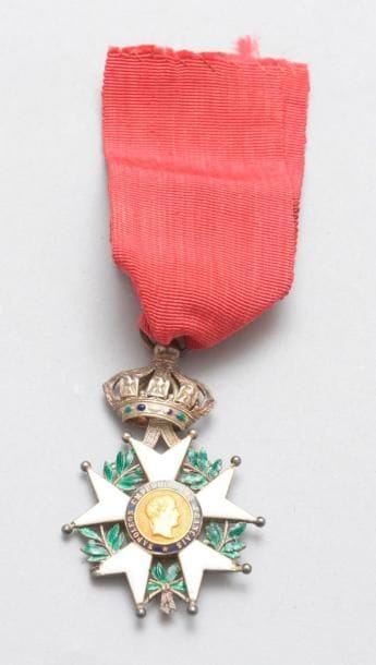 FRANCE
ORDRE DE LA LÉGION D'HONNEUR, institué en 1802. 
Étoile de chevalier d'époque Second Empire. 
Argent, or et émail (éclats). Ruban. 
B
