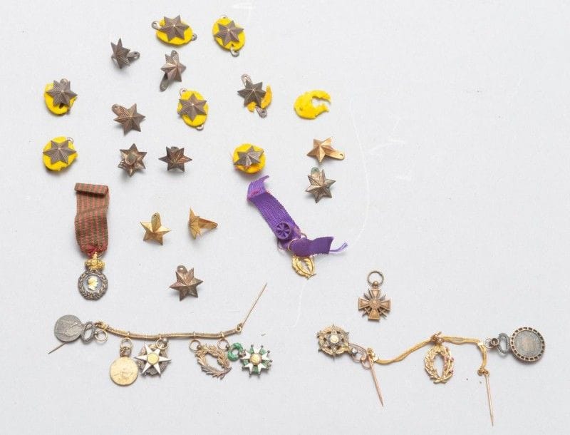 FRANCE 
Deux brochettes de gala en vermeil comprenant: 
- Une de cinq miniatures avec Légion d'honneur, Palmes académiques, mérite agricole, médaille du ministère de l'Intérieur. 
- Une de trois miniatures, de luxe, avec Palmes académiques, mérite agricole, médaille du ministère de l'Intérieur, garnis de brillants. 
On y joint trois miniatures, de la médaille de Sainte-Hélène, des Palmes académiques, Croix de guerre, et une dizaine d'étoiles, motifs d'uniforme. 
T.T.B