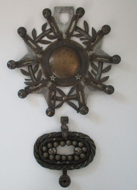 FRANCE 
Étonnante Légion d'honneur du type IIIe République fabriquée à partir de pièces de fusil GRAS (bouchon de culasse, hausse, etc.).
Centre gravé du profil de Cérès. 
Hauteur: 32 x 21 cm
A.B.E. IIIe République. Travail de manufacture
