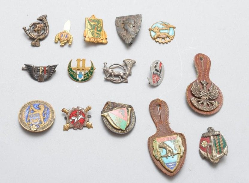 FRANCE 
Quatorze insignes régimentaires et divers: 
15e, 18e, 27e bataillon de chasseurs, Bâtiment HUE, C.I.S.M. 2, 405 R.A.A., 11e R.T.A., 56e R.I., E.M.P. BILLOM, 30e RADA.
A.B.E