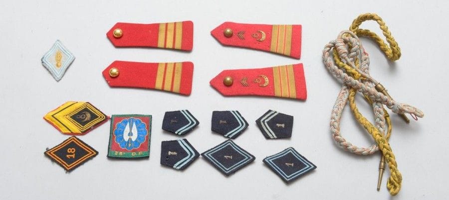 FRANCE 
Souvenirs d'un ancien officier du 8e spahis dont: quatre pattes d'épaule de capitaine de spahis, deux fourragères, quatre losanges de bras dont un de caporal (d'honneur?) du 8e spahis, deux du 1er Hussards et 18e RCP, quatre motifs de collet du 1er Hussards et un patch 25e DP. 
B.E