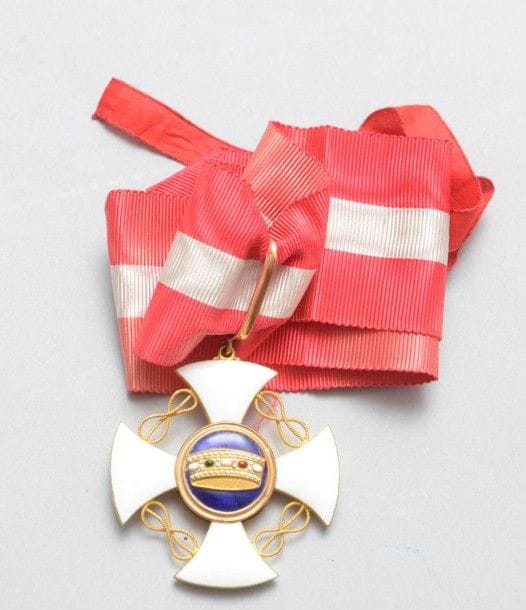 ITALIE
ORDRE DE LA COURONNE, fondé en 1868. 
Croix de commandeur. 
Or et émail. Cravate. 
Poids brut: 30 g 
Hauteur: 5,7 cm 
SUP