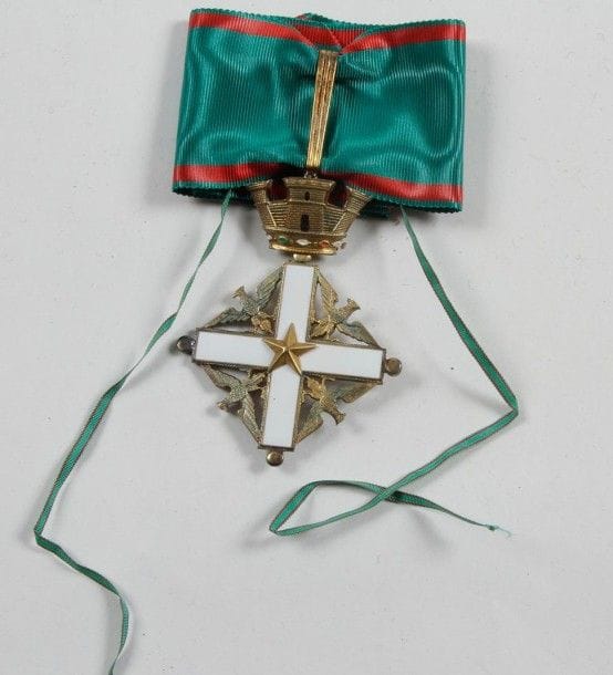 ITALIE
ORDRE NATIONAL DU MÉRITE, institué en 1951. 
Croix de commandeur. Vermeil et émail. Cravate. 
Dans son écrin de Cravanzola avec rosette. 
T.T.B. 
Provenance: Monsieur Michel GUY, secrétaire d'état à la Culture de 1974 à 1976