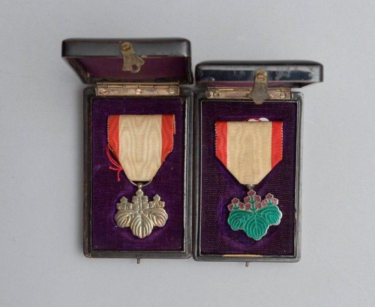 JAPON 
ORDRE DU SOLEIL LEVANT, fondé en 1875. 
Deux décorations: 
Insignes de 8e et 7e classe. 
Hauteur: 3,4 cm 
Argent et émail. Dans leurs boîtes laquées.
SUP