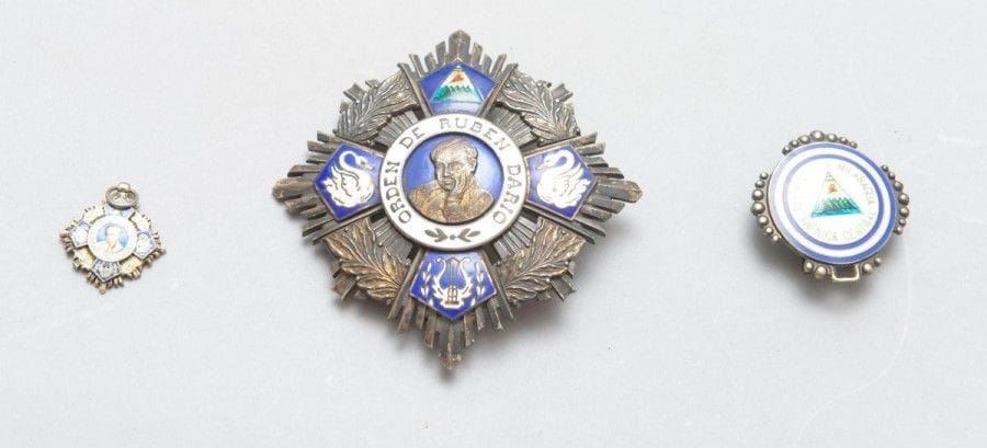 NICARAGUA 
ORDRE DE RUBEN DARIO. 
Plaque de Grand-Croix. 
Argent, vermeil et émail. 
Diamètre: 8 cm 
On y joint une miniature de l'Ordre et un insigne en argent émaillé «REPUBLICA DE NICARAGUA AMERICA CENTRAL». 
T.T.B