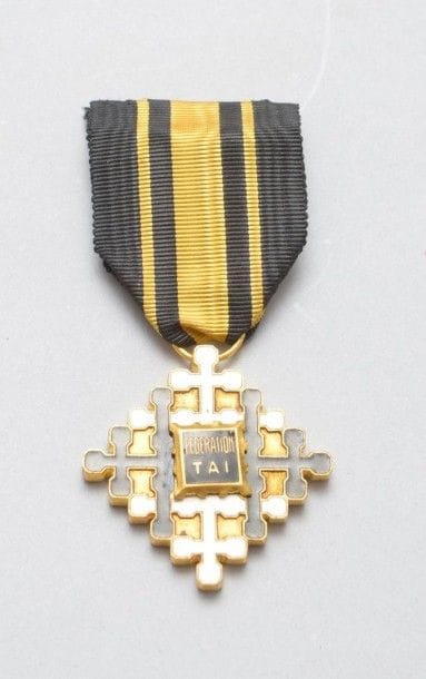 FÉDÉRATION THAÏ
ORDRE DU MÉRITE CIVIL THAÏ (1950-1954).
Croix de chevalier. 
Bronze doré et émail. Ruban. 
T.T.B