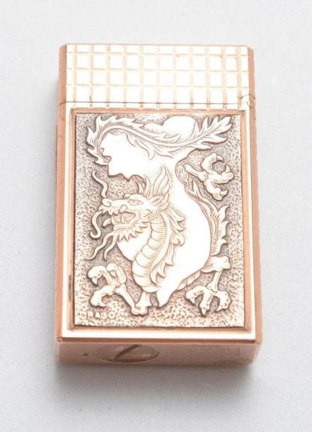 DUPONT DRAGO

Briquet Dupont à essence en métal doré, à l'insigne émaillé du 75e Bataillon du Génie à l'avers. 
Revers au dragon sur fond de la carte de l'Indochine sur fond amati. Marqué «J.C. DUPONT Exclusivité Drago Paris» 
Dans sa boîte d'origine. 
A.B.E