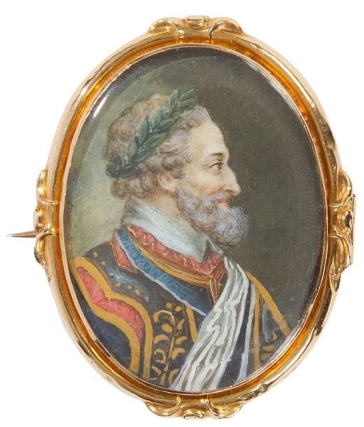 Broche en or ovale sertie d'une miniature sur ivoire portrait d'Henri IV en profil lauré portant le cordon bleu de l'ordre du Saint Esprit
XIXe siècle
4,7 x 3,8 cm
Poids brut 17,68 g
Revers formant reliquaire