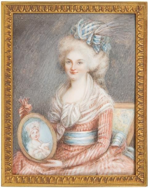 Portrait de femme assise, dite Baronne Boulenger, tenant le portrait de son fils Alexandre
Miniature sur ivoire de la fin du XIXe siècle, rectangulaire, 8,2 x 6,2 cm
Cadre en laiton doré 9,8 x 7 cm (sans verre)
Au revers à la plume: «Baronne Boulenger / et son fils Alexandre / Baron Boulanger / ais. Copie de l'original / à l'huile qui est à Belmesnil [ ?]»