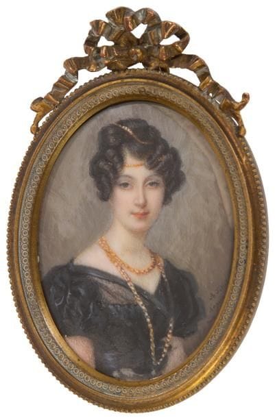 A. PETIET (début du XXe siècle)

Jeune Femme (Baronne Pétiet ?) en robe noire à mi-corps vers la droite, sautoir au cou et chaîne d'or dans ses cheveux bruns
Miniature sur ivoire signée à droite: A. Petiet / d'après ma mère, ovale, 7 x 5,3 cm
Au revers sous le montage: Mme Paulin[?] / ?/Petiet ?/ Marie Petiet
Cadre en bronze doré à n?ud enrubanné, formant chevalet.
H. totale 10 cm
(mouillure au bord droit)
