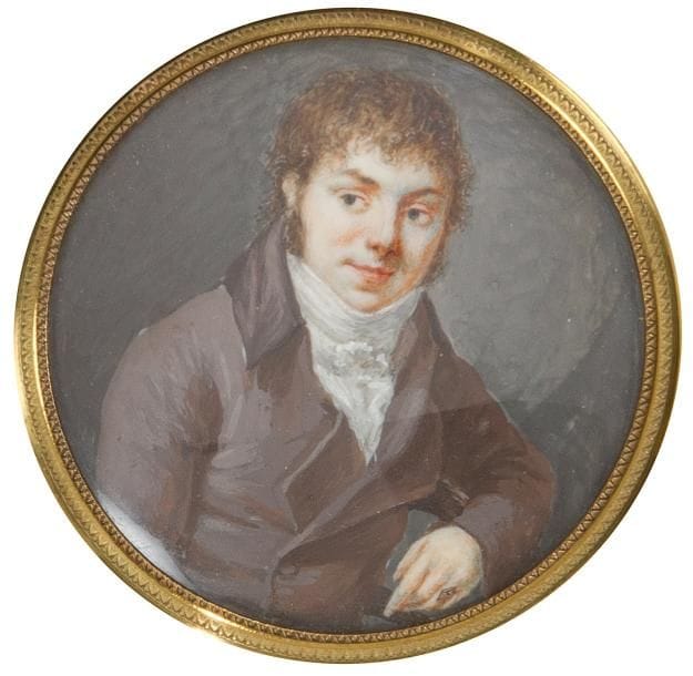 Jeune Homme en redingote marron, une bague en losange à la main Gauche.
Miniature sur ivoire, début XIXe siècle.
D.: 6,5 cm
Cadre rectangulaire en bois bruni, XXe siècle,
H.: 13,5 cm - L.: 13,2 cm