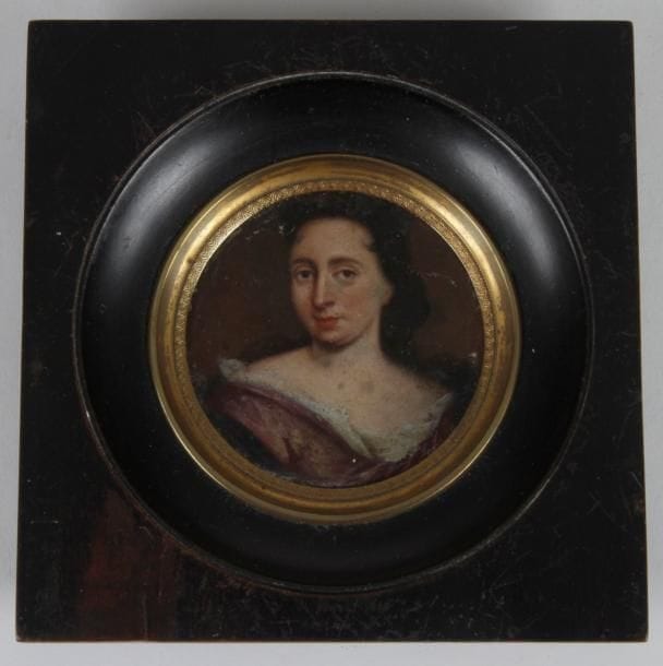 ÉCOLE FRANÇAISE de la fin du XVIIe siècle

Femme brune en buste, en robe parme décolletée: Mme de Tencin ?
Petit portrait sur cuivre du XVIIe siècle, diam. 5,2 cm dans un cadre rect. en bois noirci du XIXe siècle, 10,5 x 10,3 cm
Le portrait montre quelque ressemblance avec ceux de Claudine de Tencin (1682-1749), femme de lettres et courtisane, mère de d'Alembert.
(Restaurations et manques)
