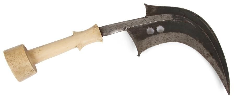 MANGBETU. REPUBLIQUE DOMINICAINE DU CONGO
Couteau faucille
Couteau de parade en forme de faucille nommé «Trumbash», à lame en acier forgé à double patine, percée de deux trous et à très beau manche en ivoire à patine blonde. Le manche en ivoire est caractéristique des armes de notable ou de chef.
Circa 1910 - 1920.
Hauteur: 40 cm
Bibliographie: W. Fischer, M.A. Zirngibl, Africans Weapons, 1978, Verlag, p.65 à 73