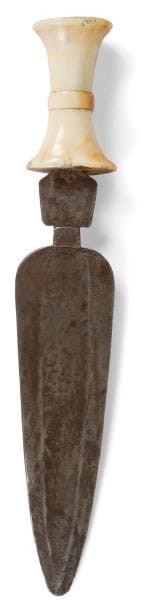 MANGBETU. REPUBLIQUE DOMINICAINE DU CONGO
Poignard
Très beau poignard de belle ancienneté à manche en ivoire à patine blonde et brun rouge. Belle lame de forge ancienne, ciselée et biseautée.
Circa premier quart du XXe siècle.
Longueur: 28 cm