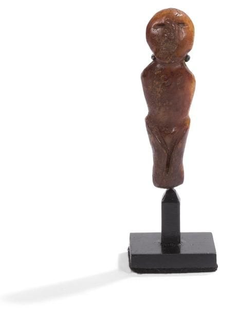 INUIT, civilisation de THULE. ALASKA (USA)
Amulette en ivoire marin
Représentant un personnage au visage rond indiquant le recueillement, les yeux et la bouche finement gravés, les bras ramenés vers le bas ventre, les genoux rapprochés. Belle patine brun rouge.
Hauteur: 3,5 cm
Circa 1500 - 1800 ap. J.C.
Provenance: collection privée, Paris
